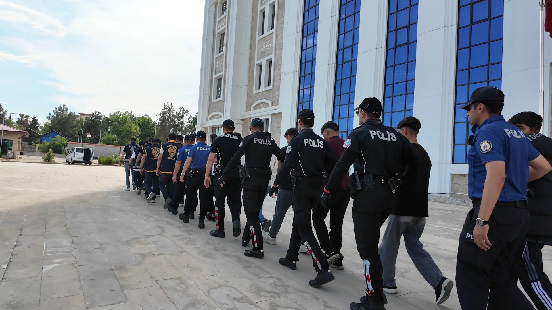 Sosyal medyada "silah teşhiri" yapan 14 zanlı gözaltına alındı