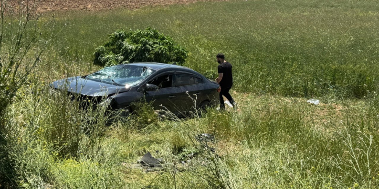 Otomobil tarlaya uçtu: 3 yaralı
