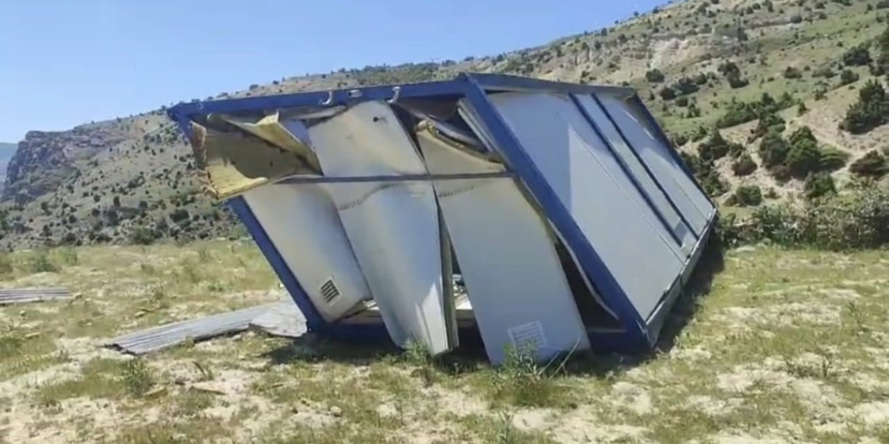 Şiddetli rüzgar konteyneri uçurdu