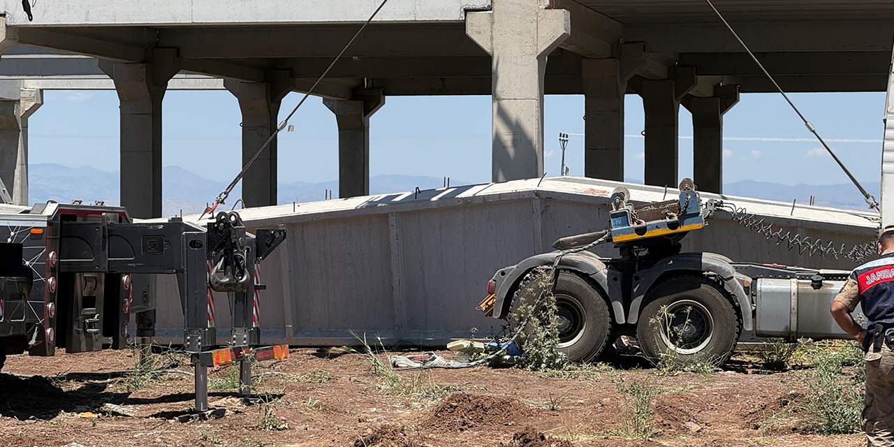 Diyarbakır’da işçiler 15 tonluk beton blok altında kaldı: 1 ölü, 1 yaralı