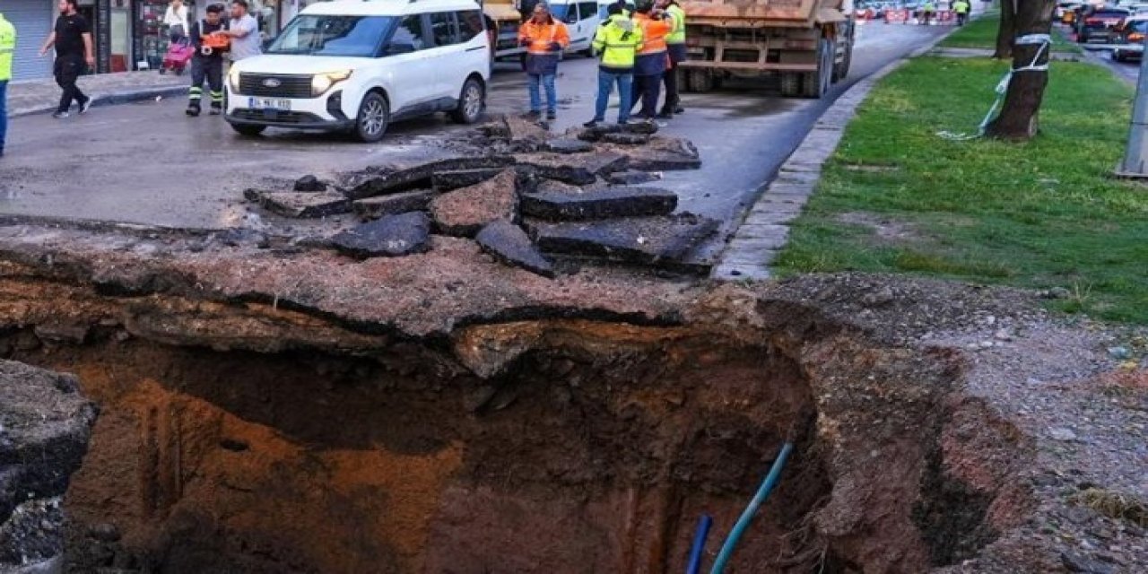 Ankara'da sağanak nedeniyle yol çöktü