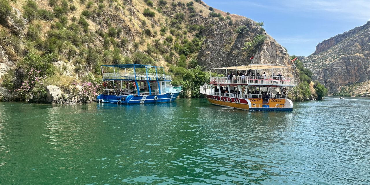 Şanlıurfa’da gezi teknesi arızalandı