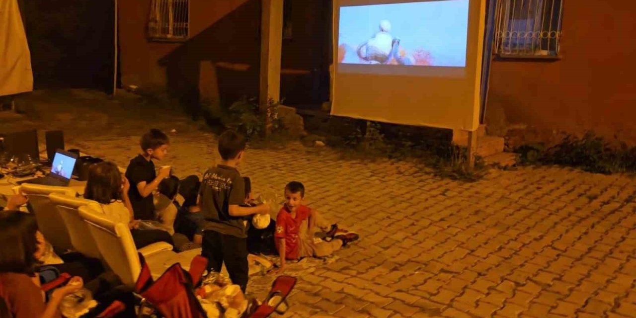 Hakkari’de çocuklar açık havada film izledi