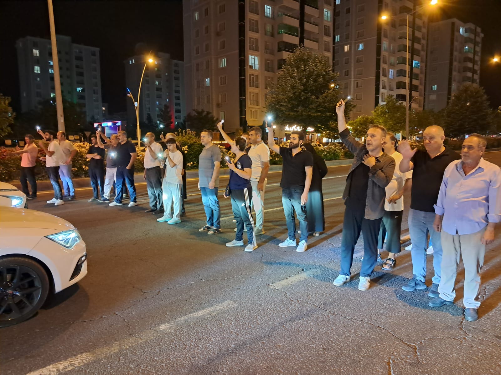 Diyarbakır'da protokol yolu eyleminde kavga