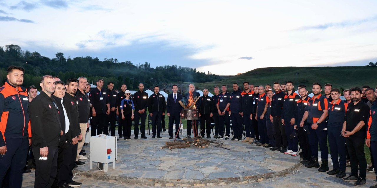 Bitlis Valisi Karakaya, AFAD'ın kampını ziyaret etti