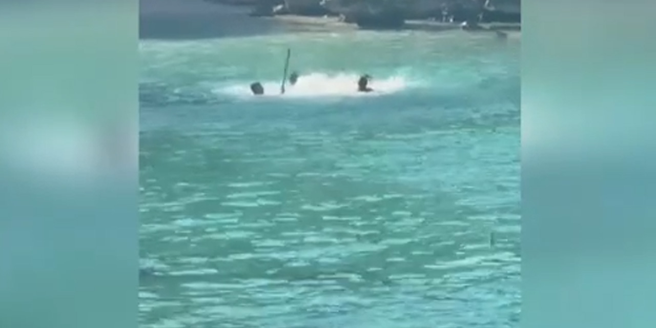 Denizin ortasında sopalı kavga kamerada