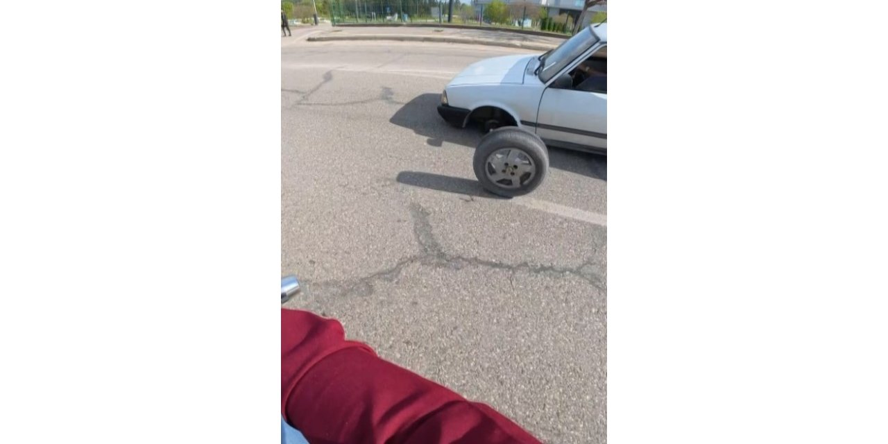 Seyir halindeki otomobilin lastiği yerinden çıktı