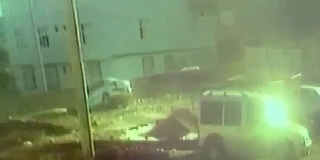 Park halindeki araç çukura düştü