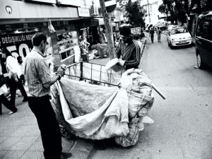 Çocuklar kağıt toplayarak geçimlerini sağlıyor