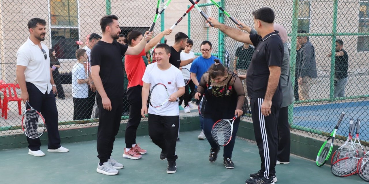 Cizre'de özel çocuklar için tenis şöleni