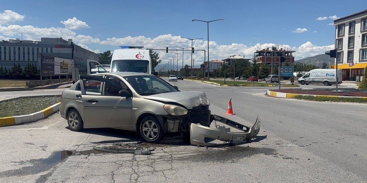 İki otomobil çarpıştı: Araçlar hurdaya döndü