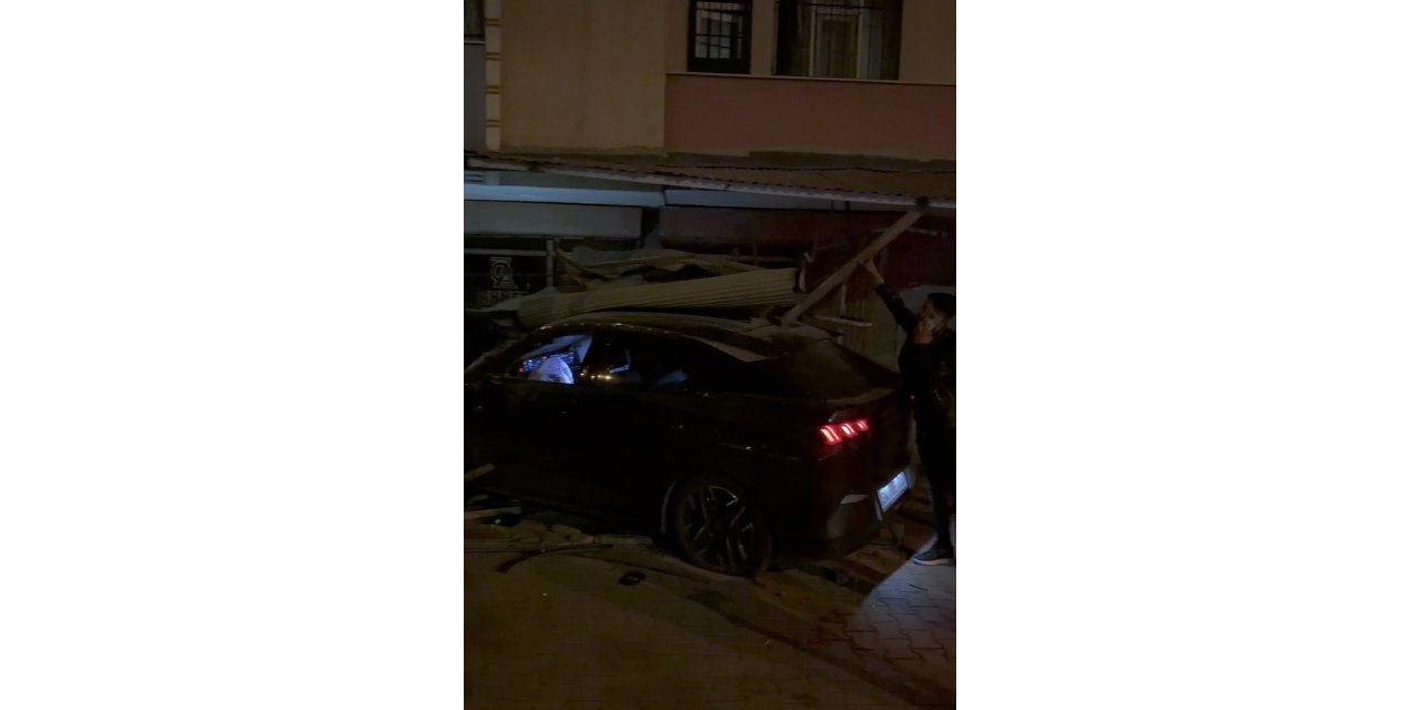 Kontrolden çıkan otomobil iş yerine daldı: 2 yaralı