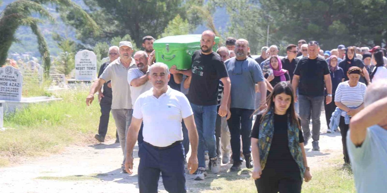 Nişanlısı tarafından öldürülen Lamiya ve babası yan yana defnedildi