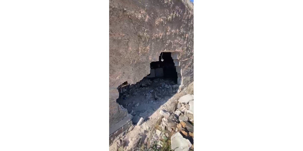 Freni boşalan traktör eve daldı