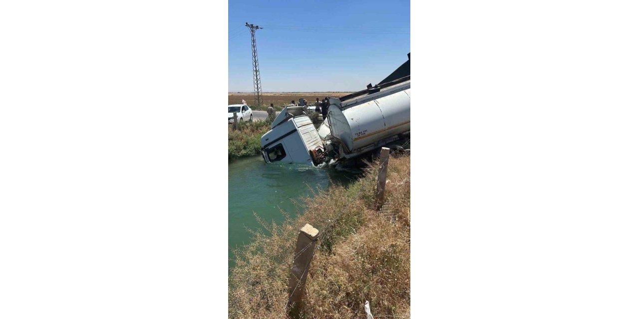 Tanker ile kamyon sulama kanalına düştü: 2 yaralı