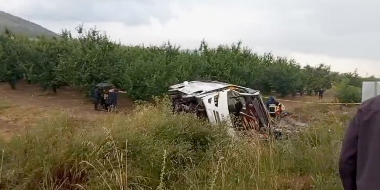 Tur otobüsü devrildi: 4 ölü, 15 yaralı