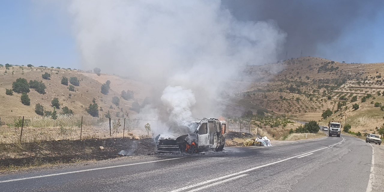 Seyir halindeki otomobil alev aldı