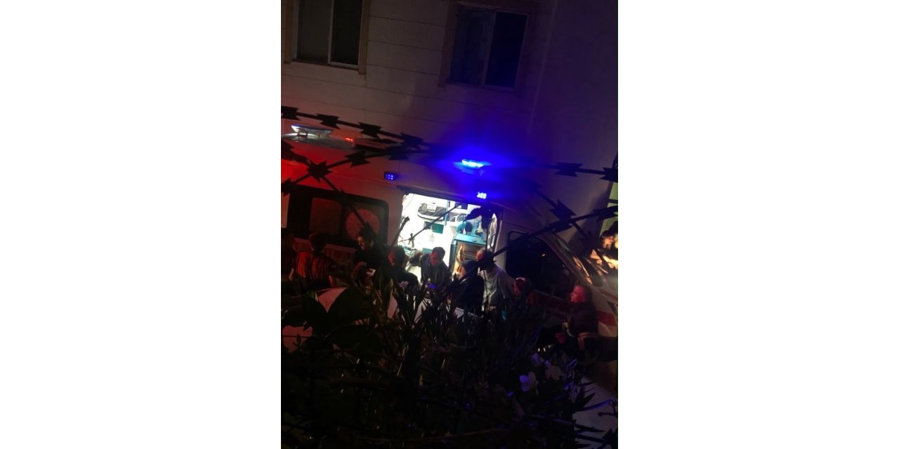 Asansörde ayağı sıkışan genç kız kurtarıldı