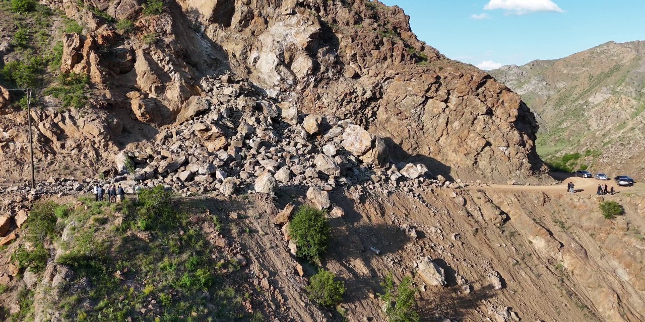 Dev kayalar yolu kapattı