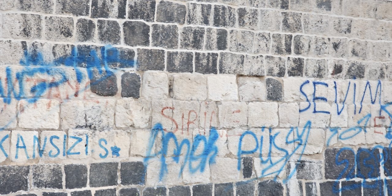 Binlerce yıllık kale duvarlarını spreyle boyadılar