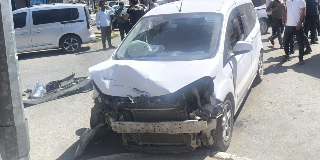 Şanlıurfa'da iki araç çarpıştı: 1 sürücünün durumu ağır