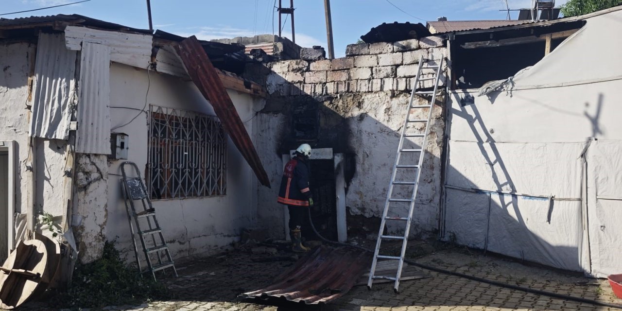 Van'da odunlukta yangın