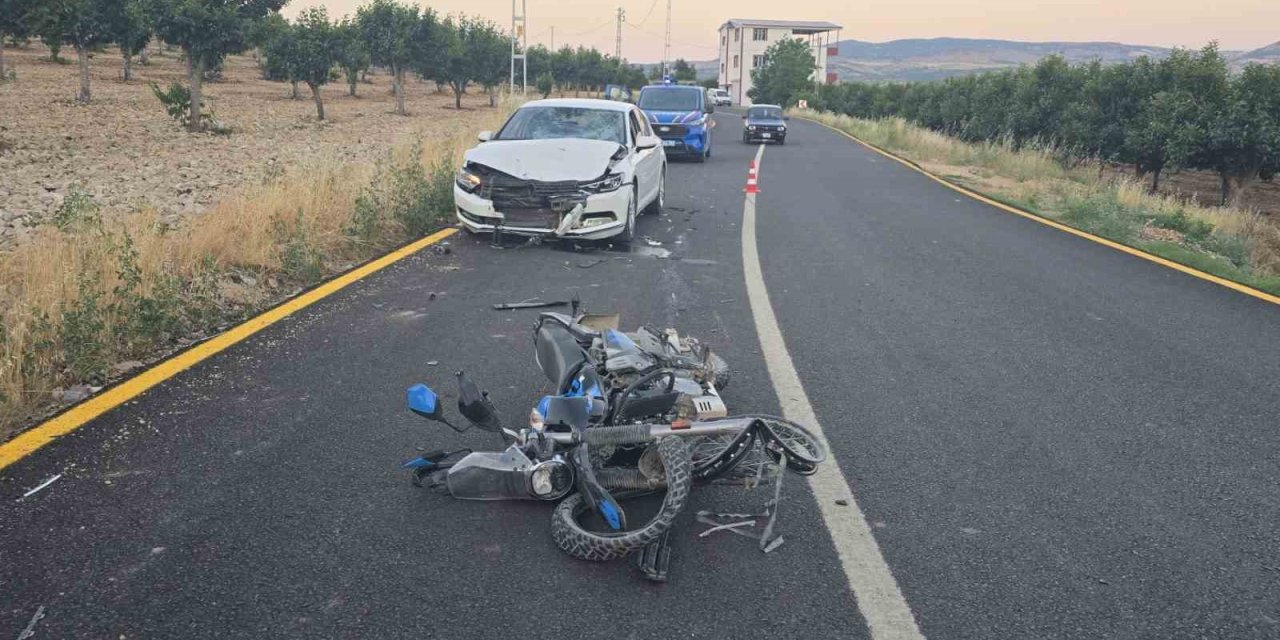 Otomobil ile motosiklet çarpıştı: 4 yaralı