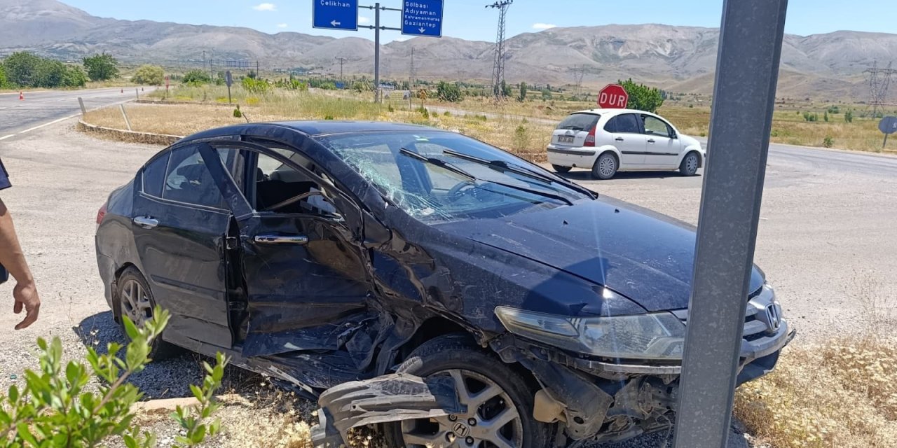 İki otomobil çarpıştı: 2 yaralı