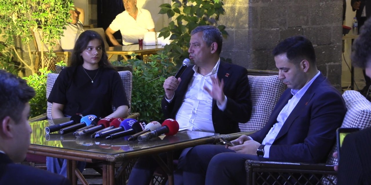 Özgür Özel Diyarbakır’da gençlerle buluştu