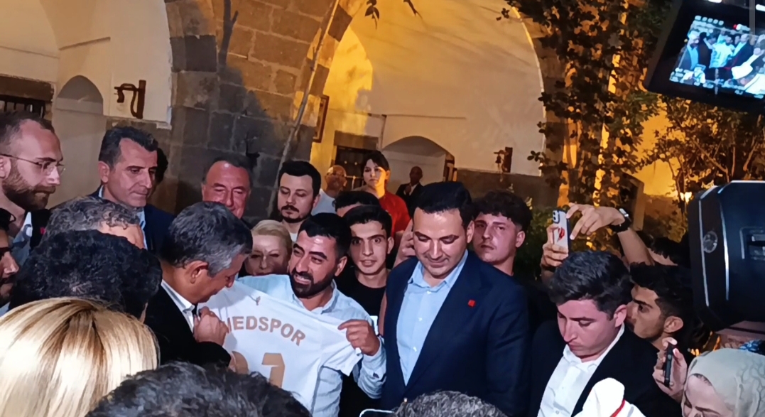 Özel'in Diyarbakır programı Amedspor forması ve türkülerle sona erdi