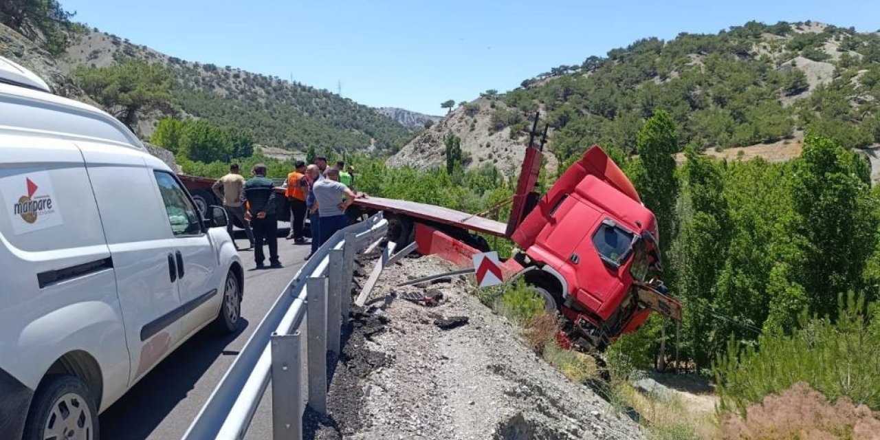 Çekici bariyerlere çarparak askıda kaldı