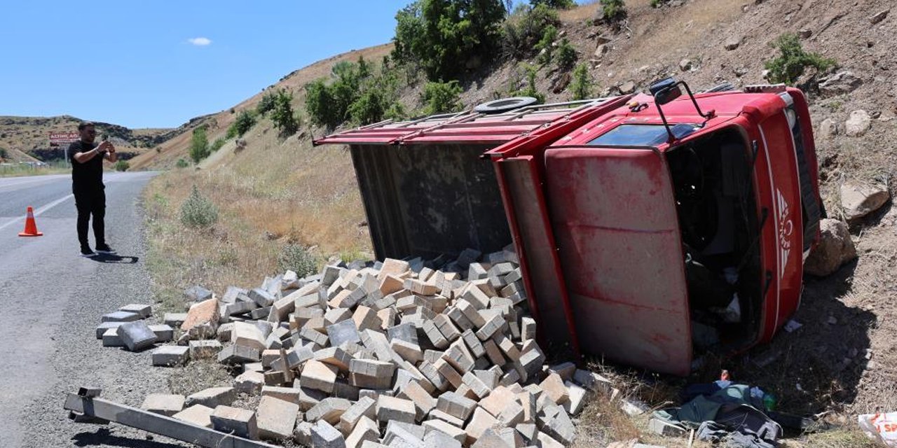Parke taşı yüklü kamyonet devrildi: 2 yaralı