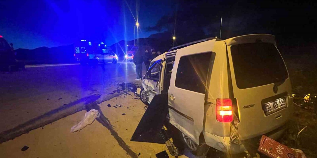 Otomobille hafif ticari araç çarpıştı: 1 ölü, 6 yaralı