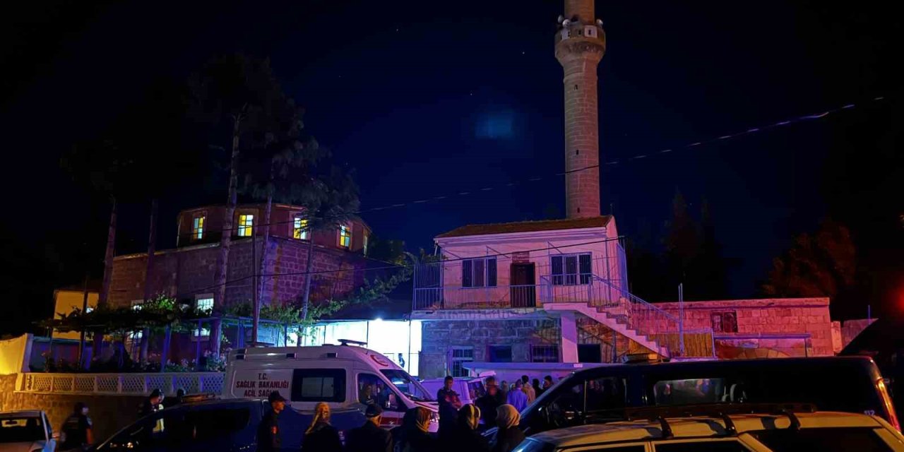 Camide bıçaklı saldırı: 2 kişi hayatını kaybetti