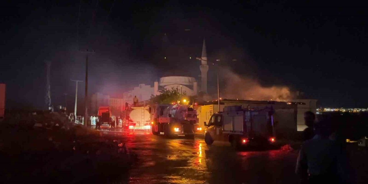 Adıyaman'da iş yeri yangını: 3 dükkan zarar gördü