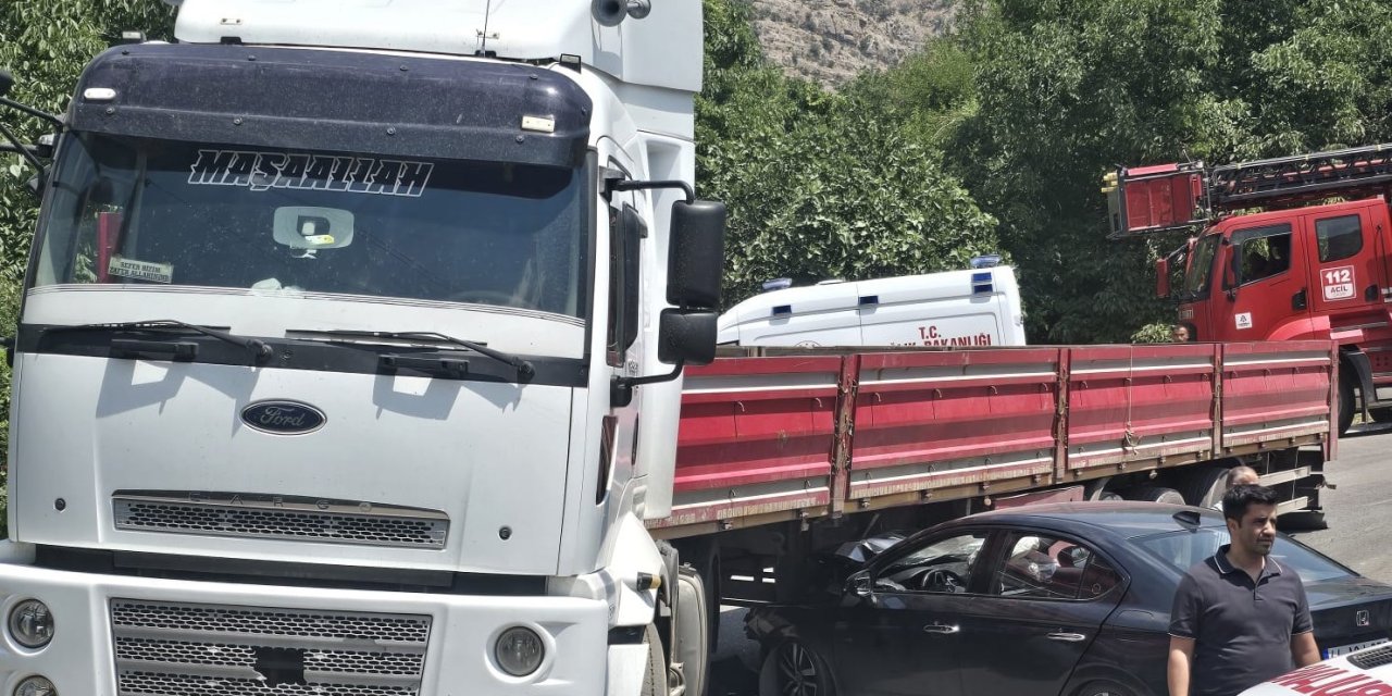 Otomobil tıra çarptı: 1 yaralı
