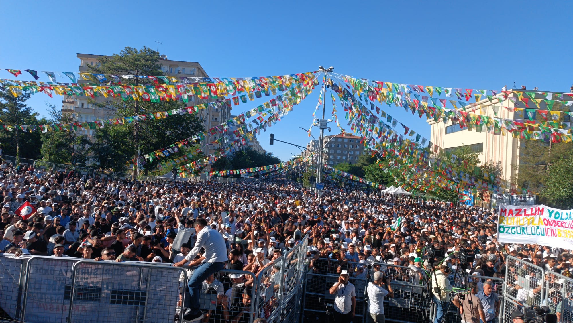 Diyarbakır'da Özgürlük Mitingi öncesi alan dolmaya başladı