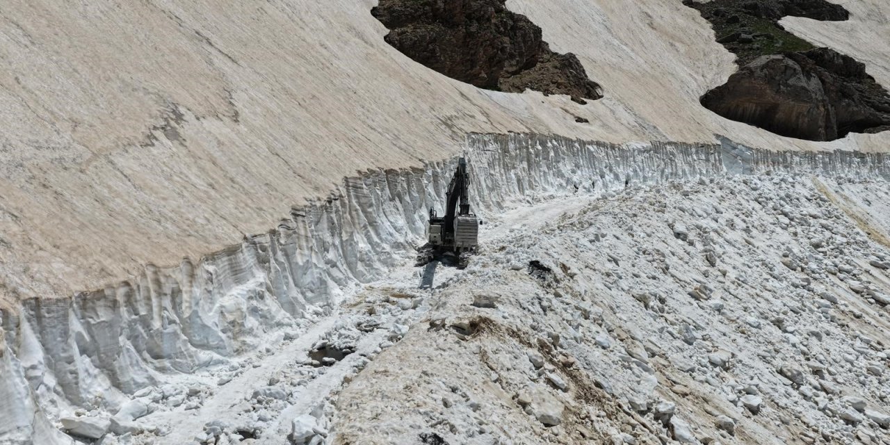 Sason’da yaz ortasında karla mücadele sürüyor