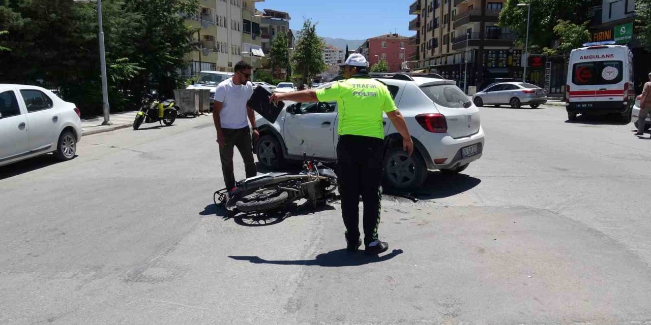 Otomobil ile motosiklet çarpıştı