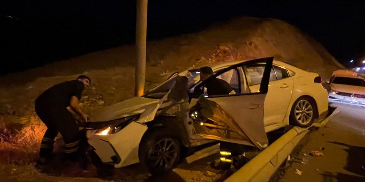 Bariyere çarpan otomobil alev aldı