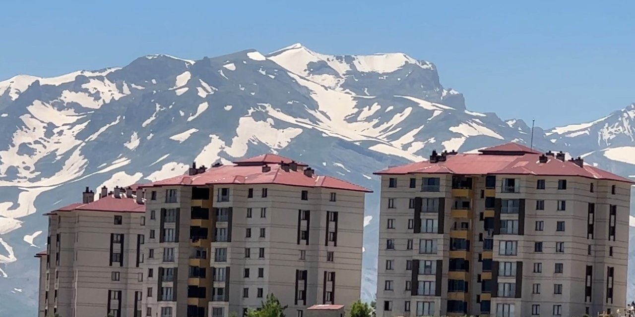 Hakkari’de aynı karede iki mevsim: Zirvede kar, ovada bahar
