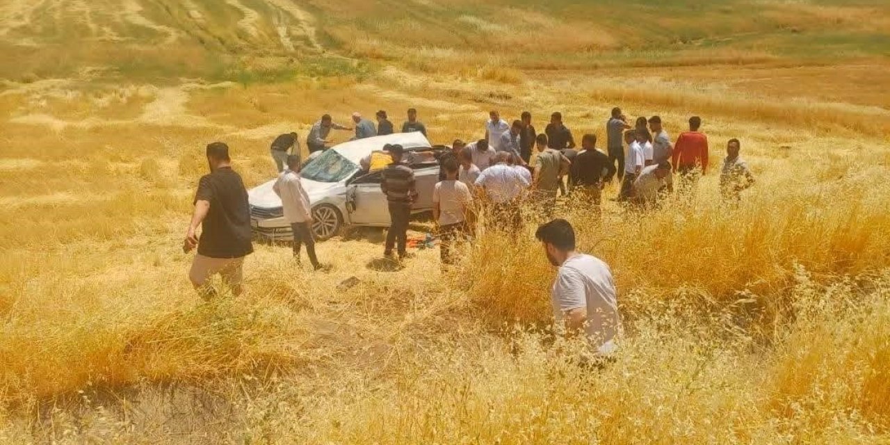 Diyarbakır'da otomobil tarlaya yuvarlandı