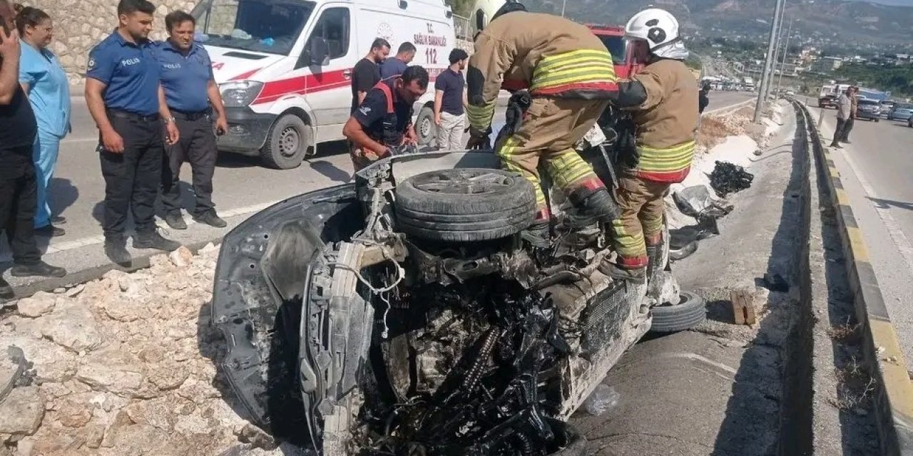 Otomobil refüje çarpıp yan yattı: 1’i ağır 3 yaralı