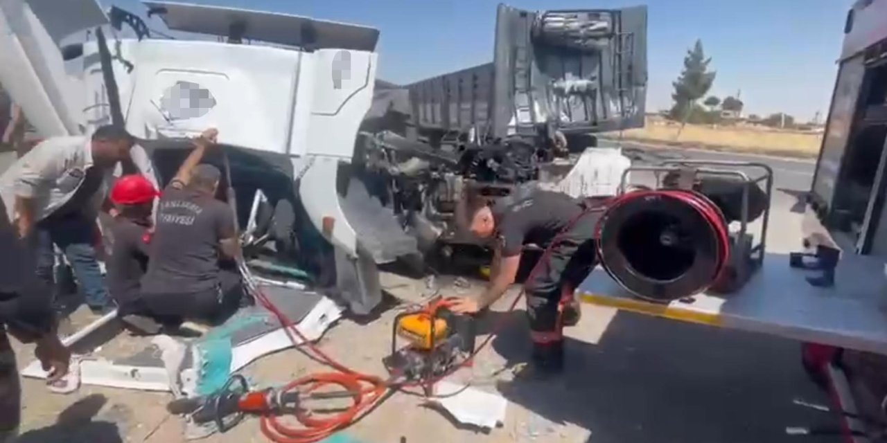 Tır ile kamyon çarpıştı: 1 ölü, 1 yaralı