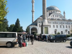 CAMİ BAHÇESİ PAZAR YERİNE DÖNDÜ
