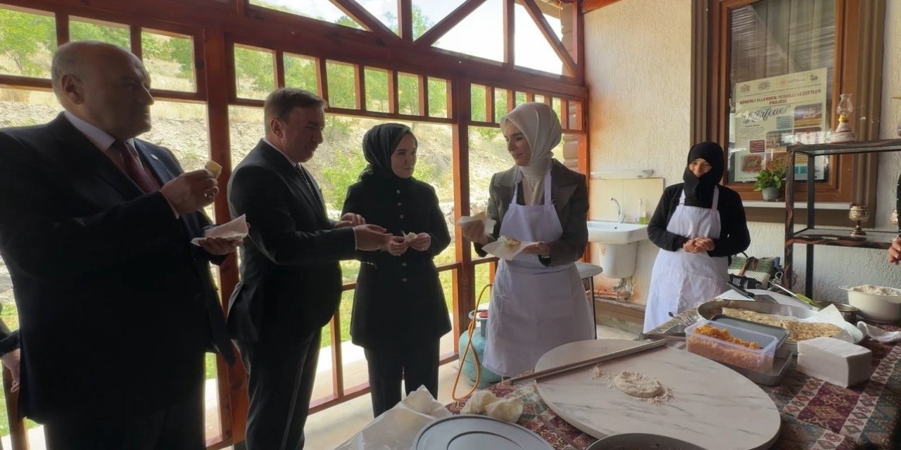 Bakan, gözleme pişirip ikram etti