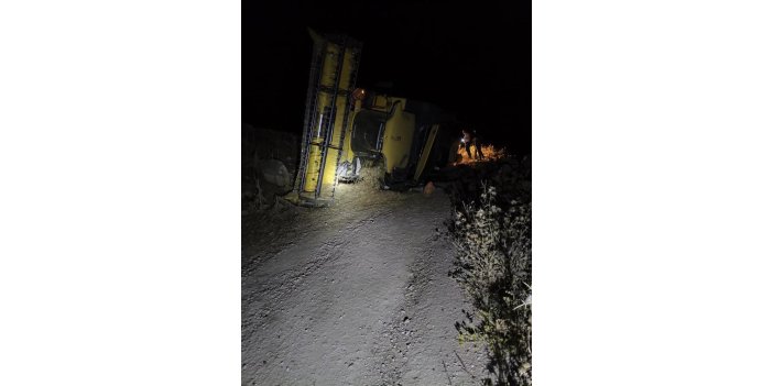 Biçerdöver devrildi, sürücü yaralandı