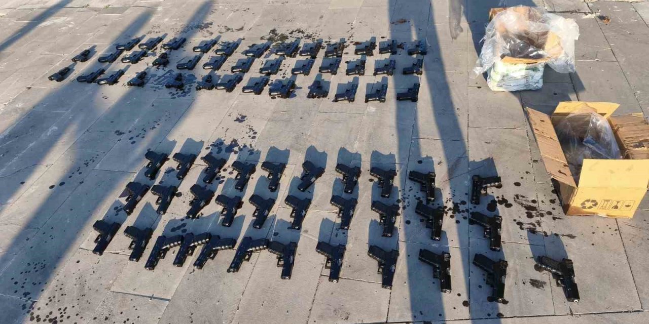 Otomobilde 70 tabanca ele geçirildi