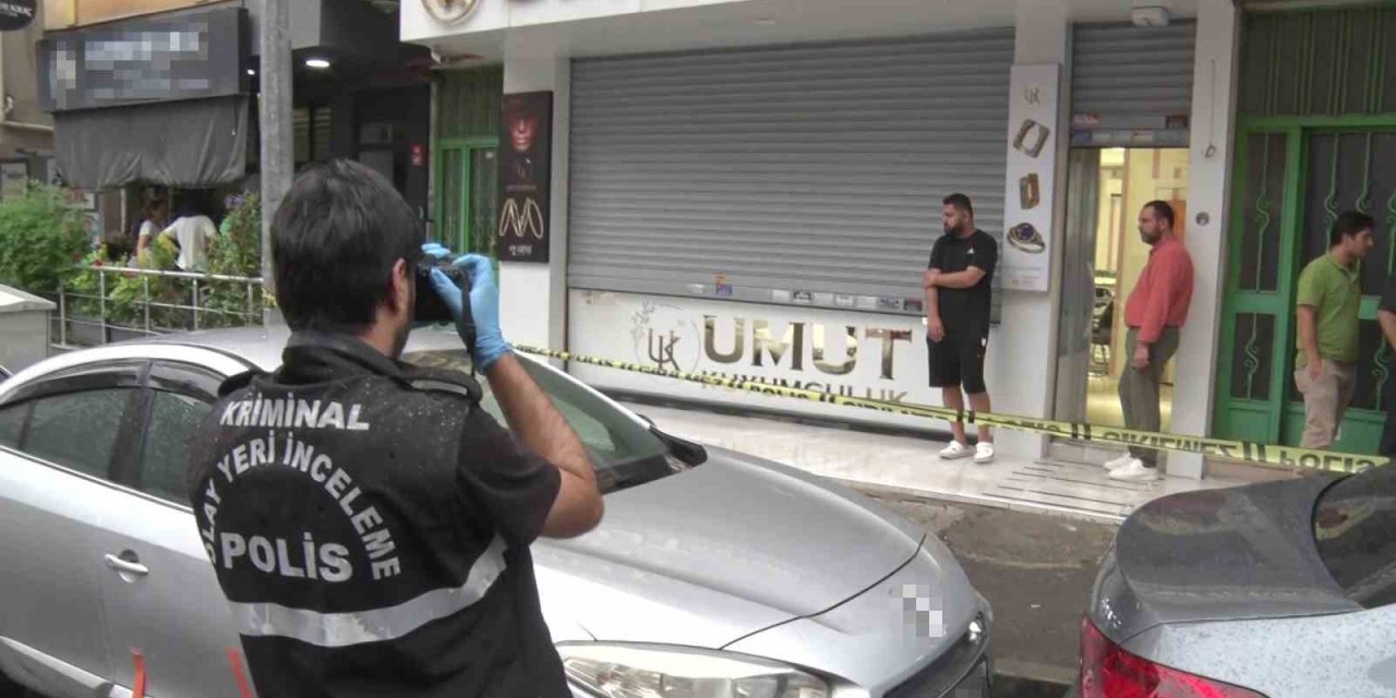 Film gibi soygun: motosikletli iki kişi altınları alıp kaçtı
