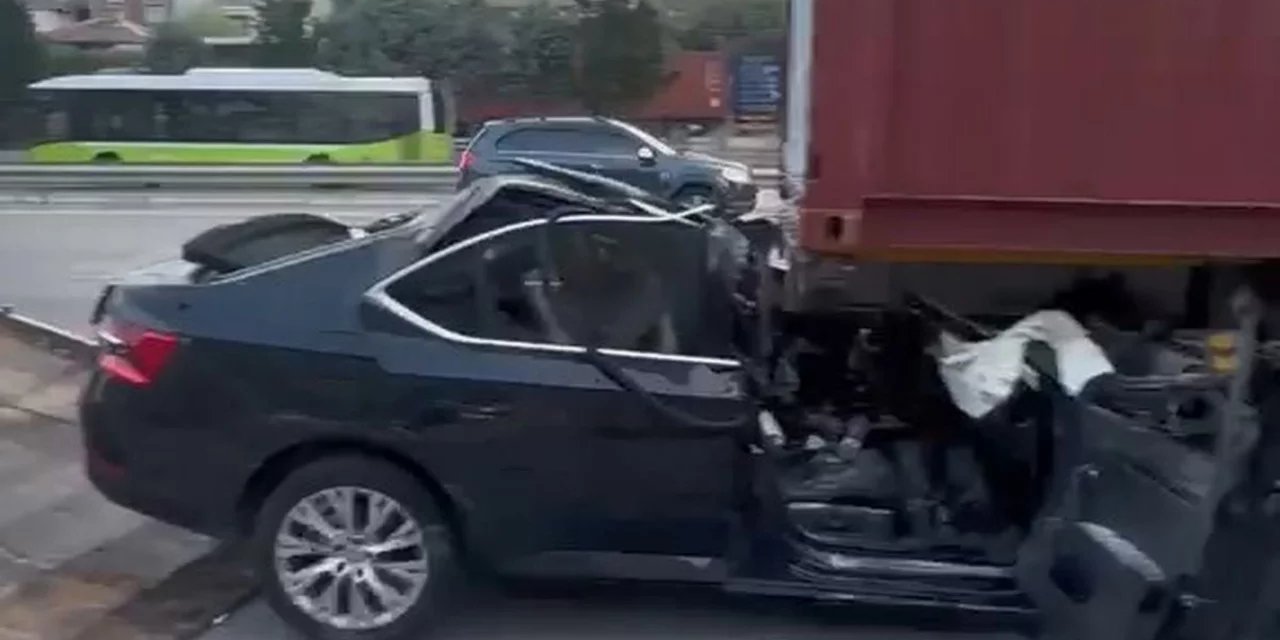 Otomobil tırın altına girdi: Baba ve oğul hayatını kaybetti